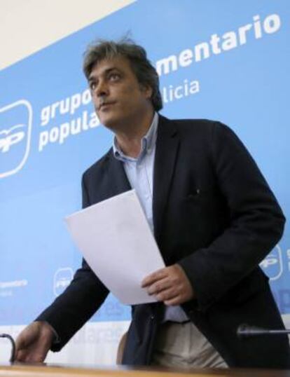 El portavoz parlamentario del PP, Pedro Puy, al comienzo de la rueda de prensa que ofreció hoy en el Parlamento de Galicia, en Santiago de Compostela.