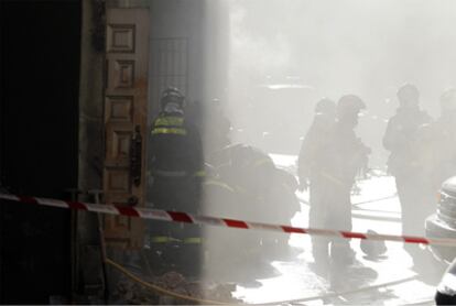 El entorno del teatro Albéniz se ha llenado de un intenso humo tras el incendio declarado en el sótano de la sala.