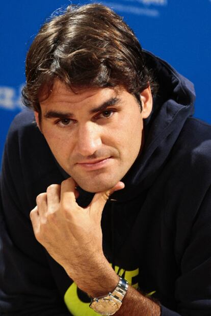 Roger Federer escucha una pregunta.