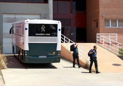 Els líders independentistes presos són traslladats a presons catalanes, l'11 de juliol del 2018. A la imatge, l'autobús de la Guàrdia Civil que transporta els exconsellers de Presidència, Jordi Turull, d'Interior, Joaquim Forn, i de Territori, Josep Rull, a la presó preventiva pel procés, a la seva arribada al centre penitenciari de Zuera (Saragossa) on dormirien per arribar l'endemà a Catalunya, el 10 de juliol del 2018.