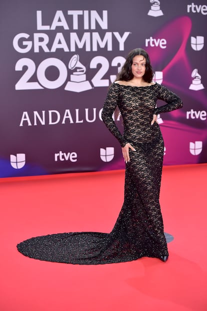 Rosala, nominada a grabacin del a?o, con vestido transparente de encaje negro y cola. La cantante ha llevado a la alfombra roja la tendencia 'naked dress'. Su 'look' est firmado por Balenciaga. Este mismo vestido fue presentado en el ltimo desfile de la marca en la Semana de la moda de Pars. 