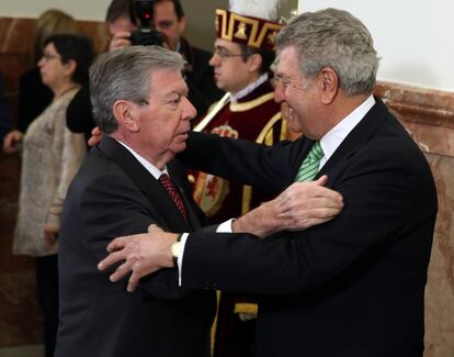El presidente del Congreso, Jesús Posada (a la derecha), abraza al exministro socialista José Luis Corcuera, que fue titular de Interior entre 1988 y 1993.