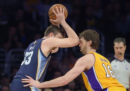 Marc Gasol trata de entrar a canasta ante su hermano Pau