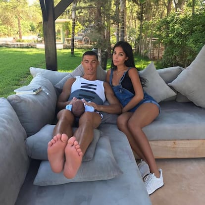 Tras su escapada en un yate, el jugador compartió la primera foto en Instagram en la que aparece con su novia y uno de sus hijos pequeños. "Lovely moments", escribió el futbolista junto a la imagen.