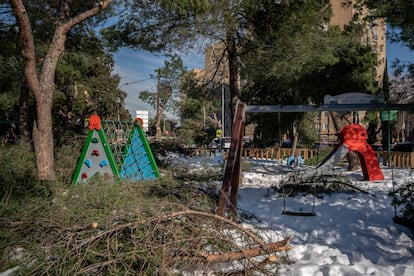 Árboles caídos en un parque infantil de la Casa de Campo.