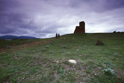 Paisaje junto a la escultura <i>Somos nuestras montañas</i> (en detalle en la foto pequeña) en Nagorno Karabaj.