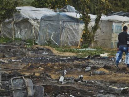 Campamento de inmigrantes en Lepe (Huelva), tras el incendio.