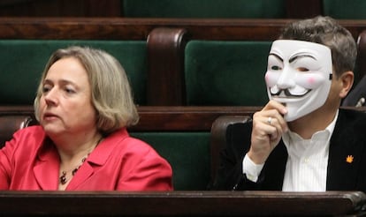 El líder del partido polaco Movimiento Palikot se pone una máscara de Anonymous para protestar contra la firma de ACTA