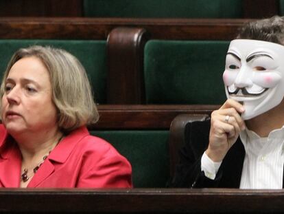 El líder del partido polaco Movimiento Palikot se pone una máscara de Anonymous para protestar contra la firma de ACTA