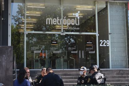 Imagen de archivo de policías capitalinos afuera de Plaza Metrópoli, en Ciudad de México.