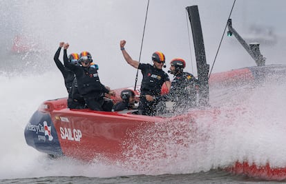 El equipo español celebra la victoria en el barco.