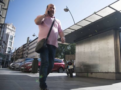 Un hombre pasa junto a un quiosco cerrado por la huelga de ruteros en Tirso de Molina (Madrid).