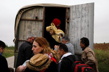Refugiados sirios que han cruzado el río Evros, frontera natural entre Grecia y Turquía, se suben a un camión de la policía griega tras ser interceptados cerca de la ciudad de Nea Vyssa, el 2 de mayo de 2018.