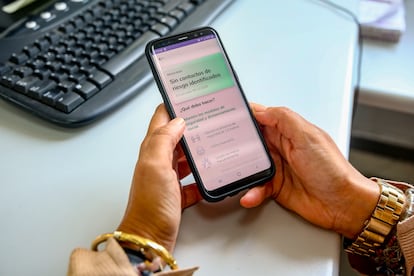 Una persona utiliza desde su teléfono móvil la aplicación ‘Radar Covid’.