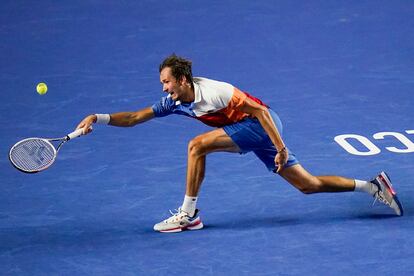 Daniil Medvedev, vestido con los colores de la bandera rusa, en el partido que perdió el sábado con Nadal en Acapulco.