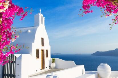 Vista de una capilla en una isla del archipiélago de Santorini (Grecia).