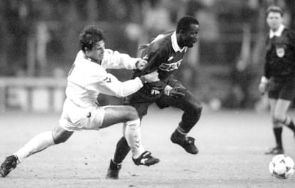 Alkorta intenta frenar a Weah en 1994.