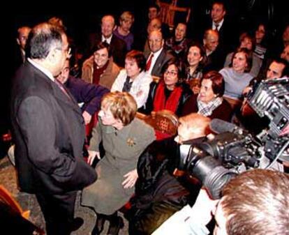 Joaquim Nadal, ayer, conversando con un grupo de ciudadanos antes del pleno en el que cesó como alcalde.