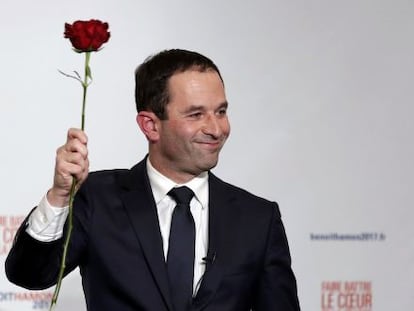 El exministro socialista Benoit Hamon se ha impuesto a Manuel Valls en las primarias de su partido para disputar las presidenciales.