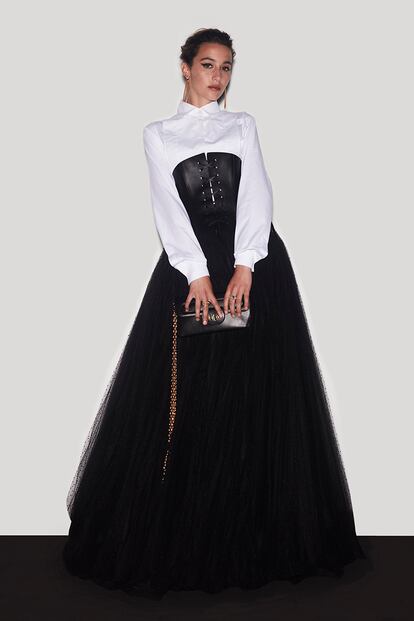 Amaia Aberasturi, nominada al Goya de mejor actriz protagonista por su papel en Akelarre, eligió un diseño de Dior compuesto por camisa blanca, falda de tul y cinturón tipo corsé.