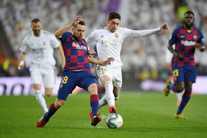 Jordi Alba lucha por el balón con Federico Valverde.