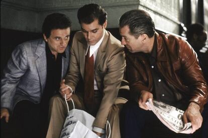 Los actores Joe Pesci, Ray Liotta y Robert De Niro, este último da vida a Jimmy 'The Gent' Burke (el cerebro del atraco), en una escena de 'Uno de los nuestros', de Scorsese.