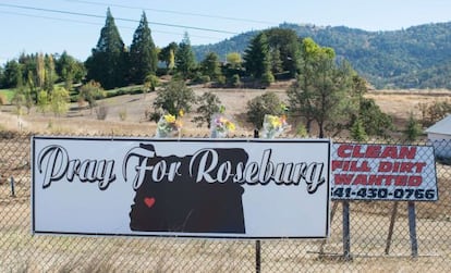 Una valla con la leyenda 'Reza por Roseburg' en la unicersidad de Umpqua.