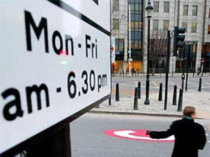 Una señal en el centro de Londres advierte de que es zona de peaje para el transporte privado.