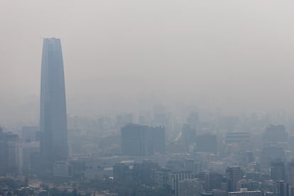 Ante la presencia del humo, la delegada presidencial de la Región Metropolitana, Constanza Martínez, ha anunciado esta mañana una alerta por riesgo sanitario, y ha recomendado el uso de la mascarilla y la suspensión de actividades físicas. En la imagen, el Costanera Center, la torre más alta de Santiago, cubierto por una densa nube de humo.