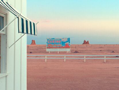 Jason Schwartzman y Scarlett Johansson, en 'Asteroid City'.