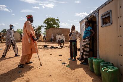 Diambendi Madiega (con muletas), jefe tradicional de Bollé en Burkina Faso, visita a personas desplazadas, en una imagen sin datar facilitada por Acnur.