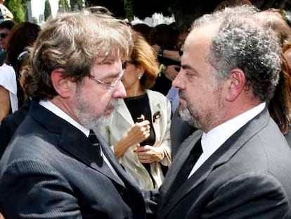 Juan Luis Cebrián se abraza con Ignacio Polanco.
