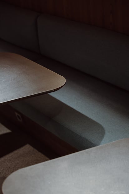 Detalle de las curvas del mobiliario ideado en castaño por Stone Designs para actualizar la sobriedad y rigor castellanos.