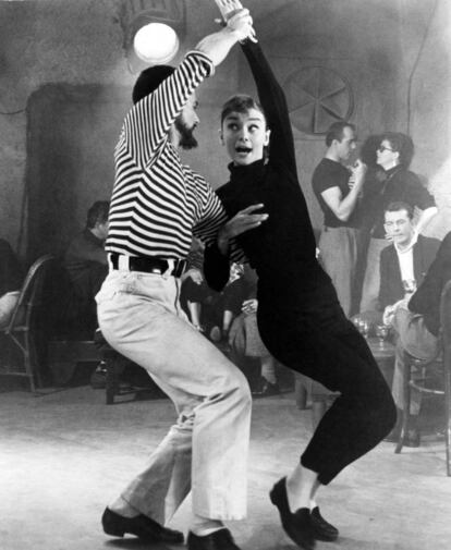 Audrey Hepburn en una escena de 'Funny Face' (traducida en España como Una cara con ángel), dirigida por Stanley Donen, en 1957. La película está basada en el musical de Broadway del mismo nombre, de George Gershwin.