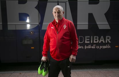 Zapico, utillero de la SD Eibar, antes de subir al bus del equipo para ir al Santiago Bernabéu.