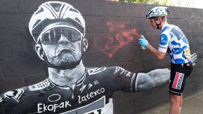 Remco Evenepoel firma el mural del artista de La Bañeza Toño Prada.