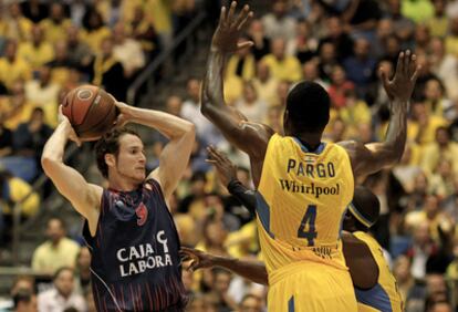 El base del Caja Laboral Marcelinho Huertas es marcado por Jeremy Pargo.