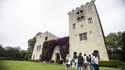 Un grupo de turistas realiza una de las visitas guiadas al Pazo de Meirás, en Sada (Coruña).