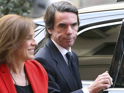 El expresidente del Gobierno, Jos&eacute; Maria Aznar y su esposa Ana Botella, a la llegada a un acto de las Fundaci&oacute;n FAES en Madrid.