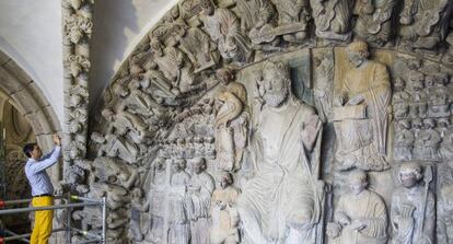 Un visitante fotograf&iacute;a las esculturas rom&aacute;nicas del P&oacute;rtico de la Gloria en la catedral de Santiago de Compostela. 