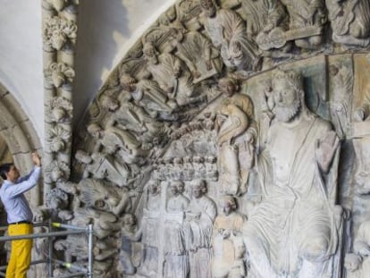 Un visitante fotografía las esculturas románicas del Pórtico de la Gloria en la catedral de Santiago de Compostela.