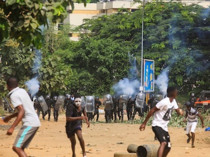 Jóvenes huyen de la Policía, que usa gases lacrimógenos para dispersarlos, durante las protestas contra un tercer mandato de Alassane Ouattara en Costa de Marfil, este jueves en Abiyán.