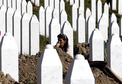 Una bosnia musulmana llora en el Monumento del Genocidio de Srebrenica, hoy.