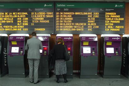 Máquinas de autoventa de billetes en la estación madrileña Puerta de Atocha.