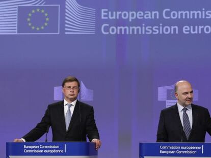 El comisario europeo de Asuntos Económicos y Financieros, Pierre Moscovici, y el vicepresidente para el Euro y el Diálogo Social, Valdis Dombrovskis.