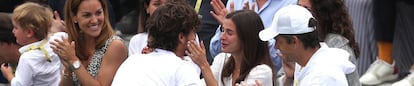 Feliciano y Sandra Gago se abrazan en Queen's, el pasado domingo.