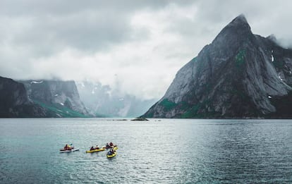Un grupo de personas en kayak, cerca del pueblo de Reine, en las islas Lofoten (Noruega).