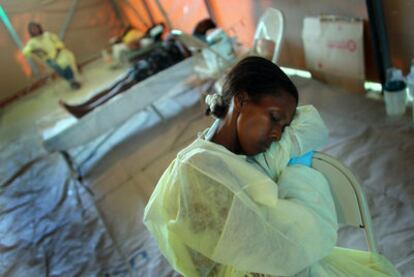 Una enferma de cólera descansa en el hospital Adventista de Puerto Príncipe.