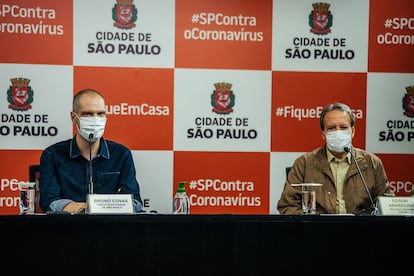 Bruno Covas ao lado do secretário municipal da Saúde, Edson Aparecido.