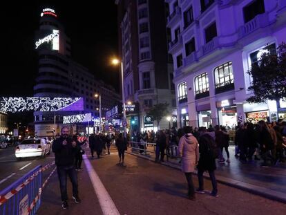 La Gran V&iacute;a de Madrid tras el cierre del centro de la ciudad al tr&aacute;fico privado.